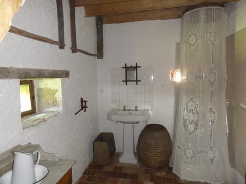 Shower, rainfall showerhead, free toiletries, towels