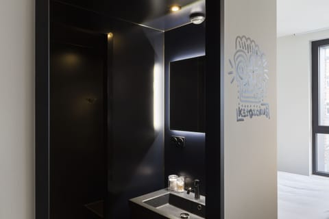 Deluxe Double Room | Bathroom | Shower, free toiletries, hair dryer, towels