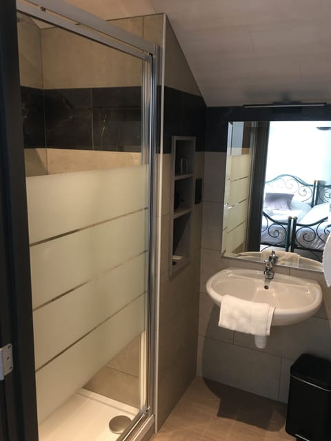 Double Room | Bathroom | Free toiletries, hair dryer, bathrobes, slippers