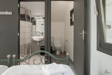 Double Room | Bathroom | Free toiletries, hair dryer, bathrobes, slippers