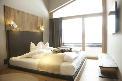 Design Double Room | In-room safe, individually decorated, individually furnished, desk