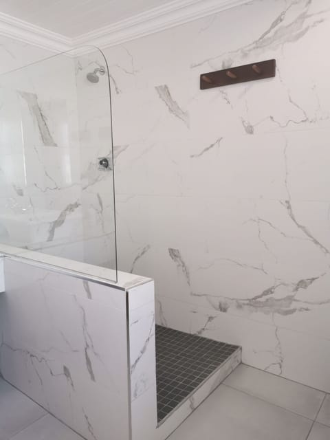 Standard Double or Twin Room | Bathroom | Shower, rainfall showerhead, free toiletries, hair dryer