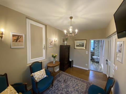 Superior Suite, 1 Queen Bed | Premium bedding, in-room safe, individually decorated, desk