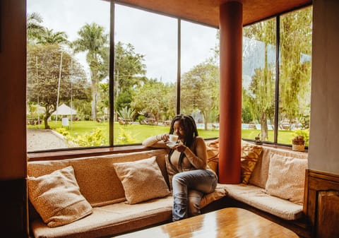 Lobby lounge