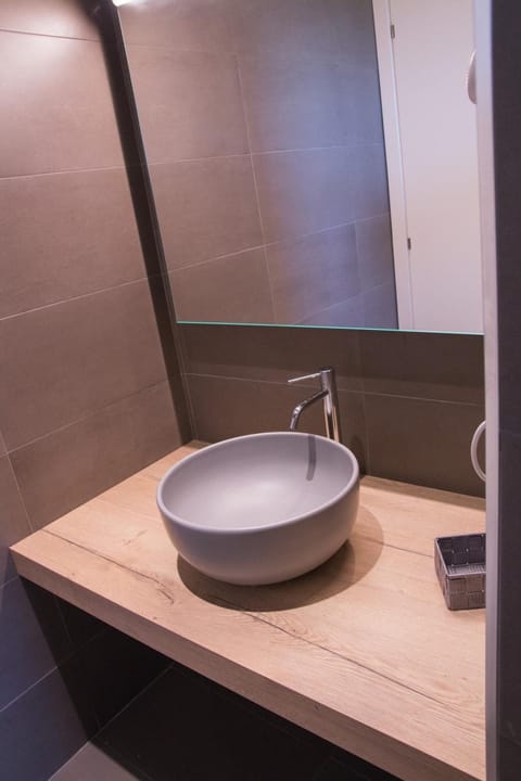 Shower, free toiletries, hair dryer, slippers