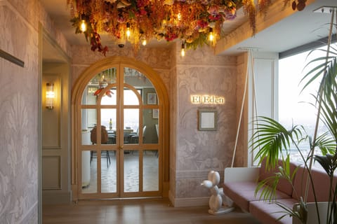 2 bars/lounges, rooftop bar, lobby lounge