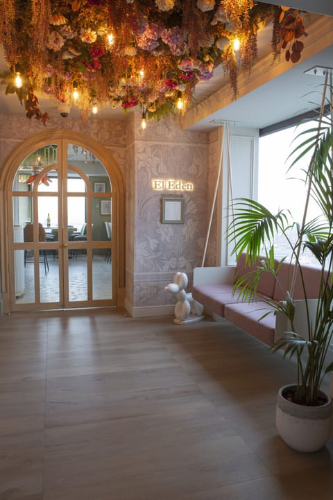 2 bars/lounges, rooftop bar, lobby lounge