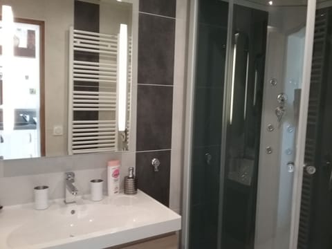 Classic Double or Twin Room (Acacias) | Bathroom | Shower, free toiletries, hair dryer, towels