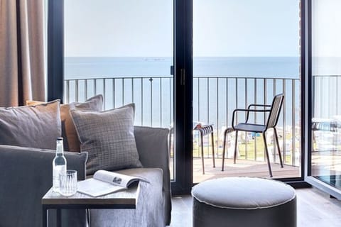 Deluxe Double Room, 1 Queen Bed, Ocean View | Living area | 44-inch flat-screen TV with digital channels, TV