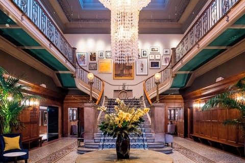 Lobby lounge