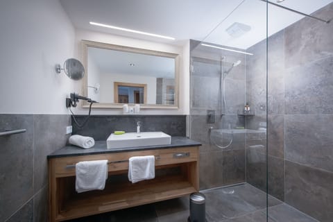 Junior Suite, Mountain View, Mountainside (Minze) | Bathroom | Free toiletries, hair dryer, bathrobes, towels