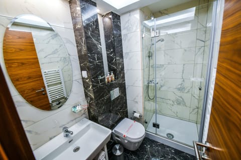 Minibar, desk, soundproofing, bed sheets