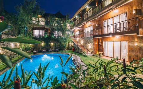 Outdoor pool, sun loungers
