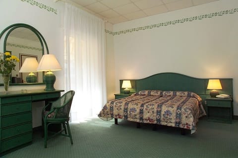 Double or Twin Room | Minibar, in-room safe, desk, free cribs/infant beds