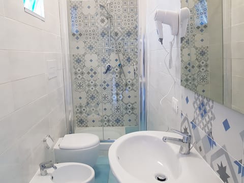 Shower, rainfall showerhead, free toiletries, bidet