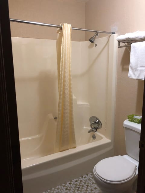 Standard room, 2 double beds. | Bathroom | Free toiletries, hair dryer, towels