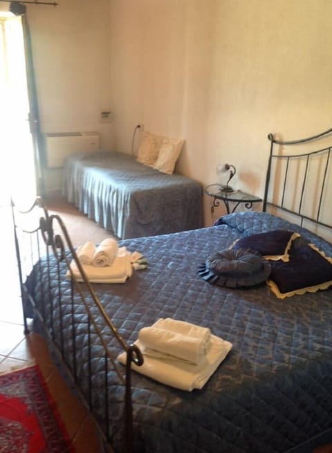 Double Room | Desk, bed sheets