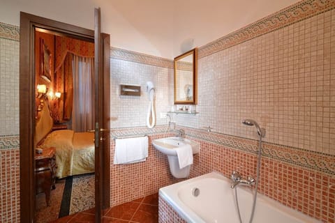 Triple Room | Bathroom | Free toiletries, hair dryer, bidet, towels