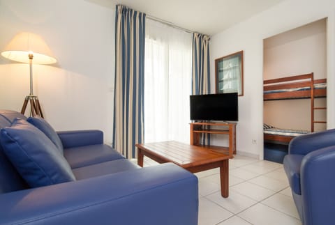 Family Suite | Living area | TV