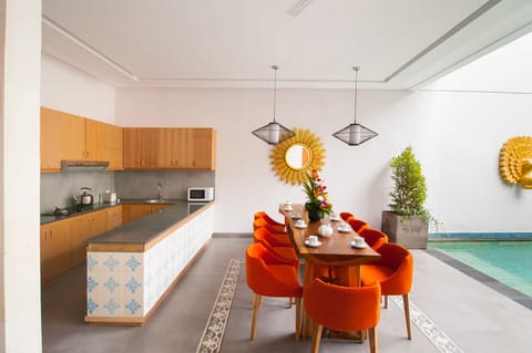 Villa, 5 Bedrooms | In-room dining