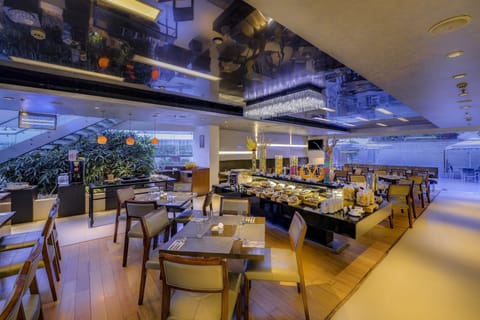 3 restaurants; breakfast, lunch, and dinner served