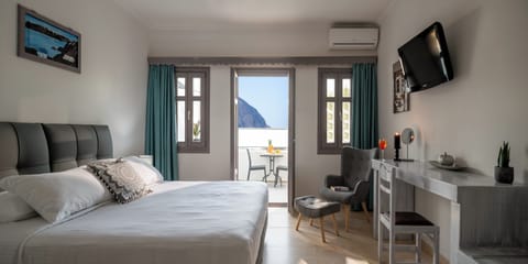 In-room safe, soundproofing, free WiFi, bed sheets