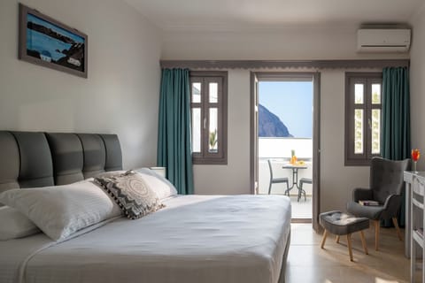 In-room safe, soundproofing, free WiFi, bed sheets