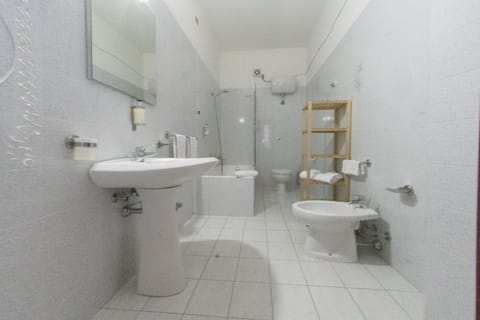 Combined shower/tub, free toiletries, hair dryer, bidet