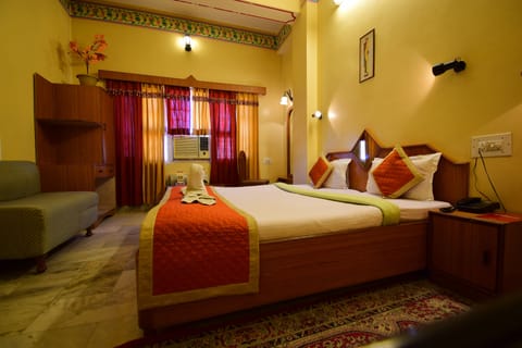 Royal A/c room | Individually decorated, individually furnished, desk, blackout drapes