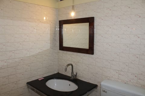 Deluxe A/c room | Bathroom | Free toiletries, slippers, towels