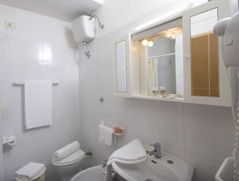 Shower, rainfall showerhead, free toiletries, bathrobes