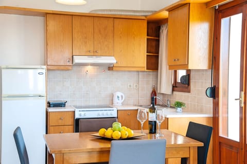 Deluxe Suite | Private kitchen | Fridge, microwave, stovetop, espresso maker