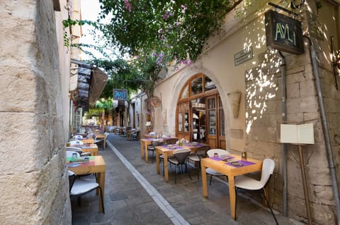 2 restaurants, breakfast, lunch, dinner served; Greek cuisine