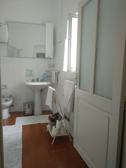 Traditional Apartment, 2 Bedrooms | Bathroom | Bathtub, free toiletries, hair dryer, bidet