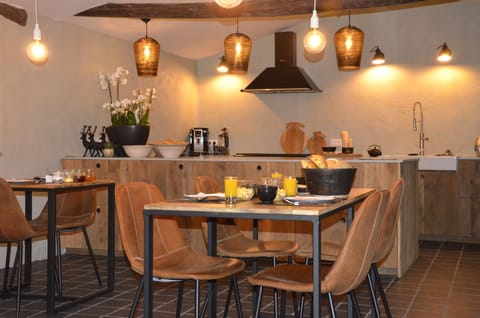 Deluxe Double Room | Shared kitchen | Shared fridge, microwave, coffee/tea maker