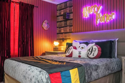 🧙‍♂️ Magical Wizard Room: Step into a world of wizardry! Our Harry Potter-themed bedroom immerses you in magic and adventure. Complete with a queen-size bed, iconic Hogwarts-inspired decor and spellbinding details.