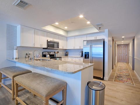 Kitchen Counter seats 4