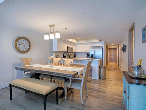 Dining/kitchen seats 10