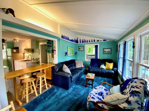 Breakfast bar with 4 stools. There is also a dining table with folding chairs

