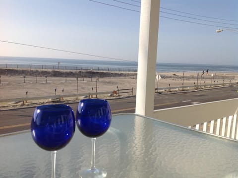 Enjoy après beach on your private deck