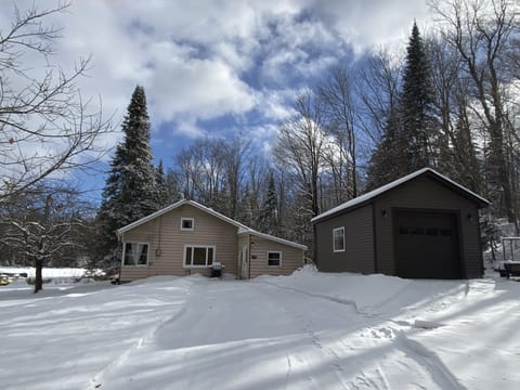Renovated garage. Cozy cottage to relax & enjoy~