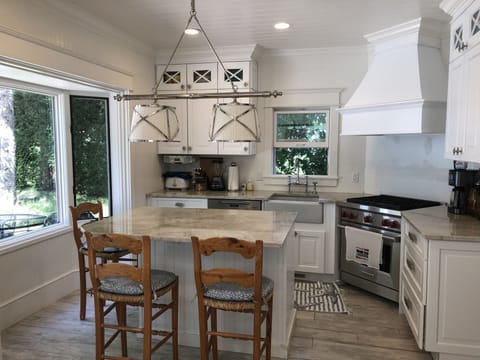 Kitchen with 3 barstools