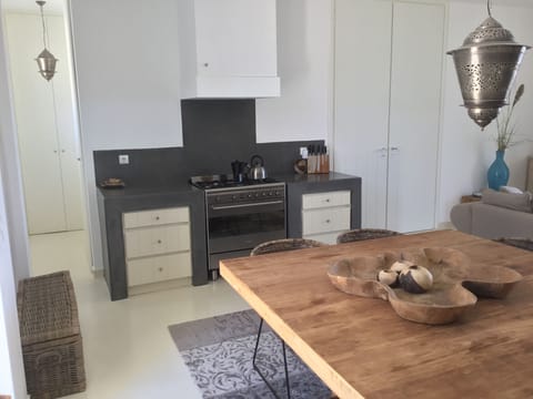 otherside of the kitchen. The big 220cm fridge we have seperate in the hallway 