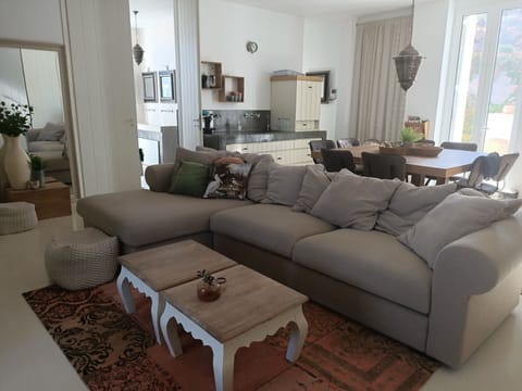 many people say in the reviews it's not a standard House and beautiful decorated