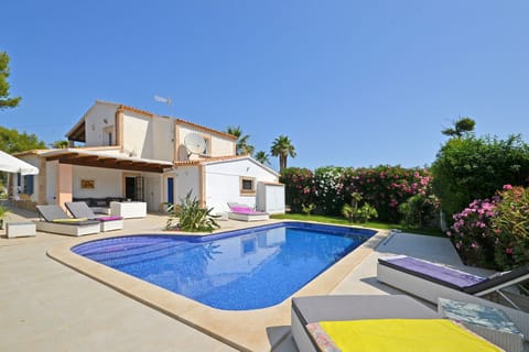 Odette, house with pool very close to the sea in Bonaire, Alcúdia, perfect for enjoying the Mallorcan coast.