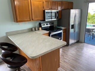 Full-size fridge, microwave, stovetop, coffee/tea maker