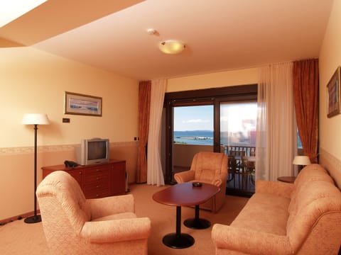 Comfort Suite, 2 Bedrooms, Balcony, Sea View | Living room | LED TV