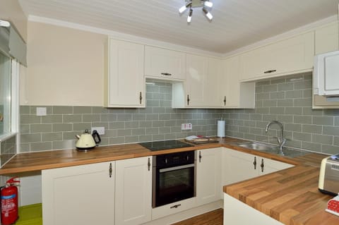 Fully equipped kitchen with electric fan oven, induction hob and microwave