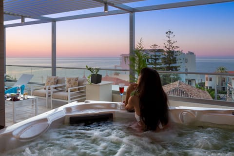 rooftop indoor heated spa bathtub (Jacuzzi) with sea view