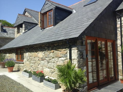 Welcome to Tremodrett House!
